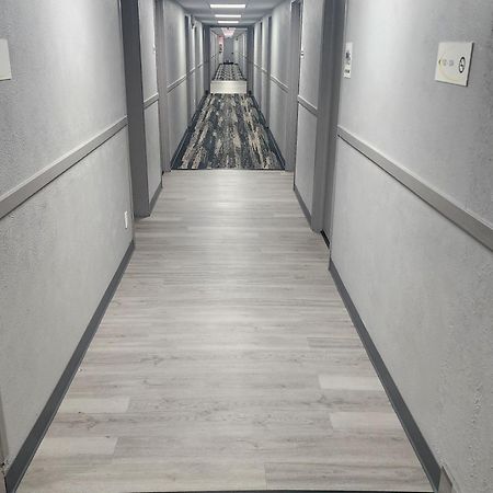 ซูเปอร์ 8 บาย วินด์แฮม ร็อคฟอร์ด Hotel ภายนอก รูปภาพ