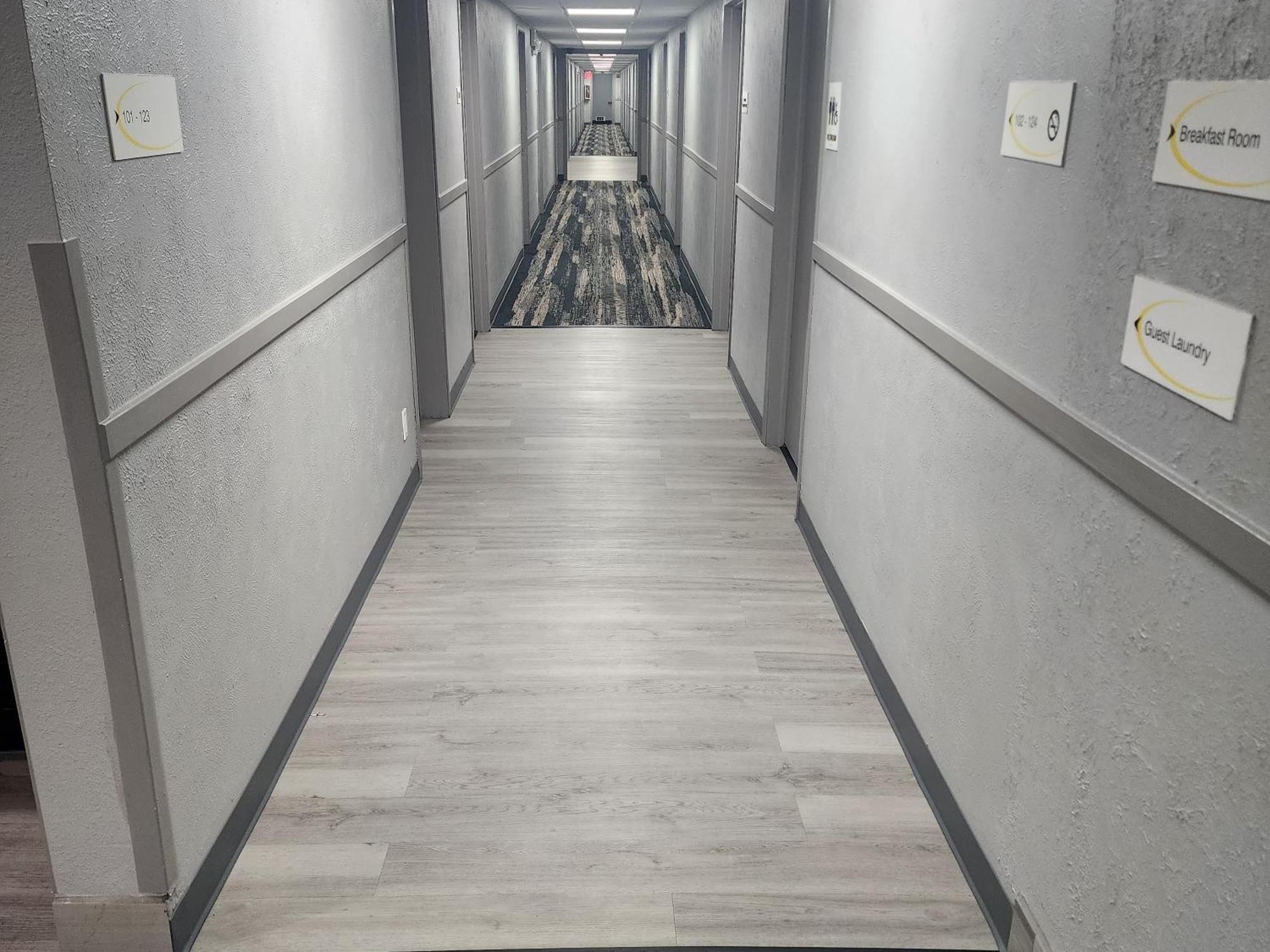 ซูเปอร์ 8 บาย วินด์แฮม ร็อคฟอร์ด Hotel ภายนอก รูปภาพ