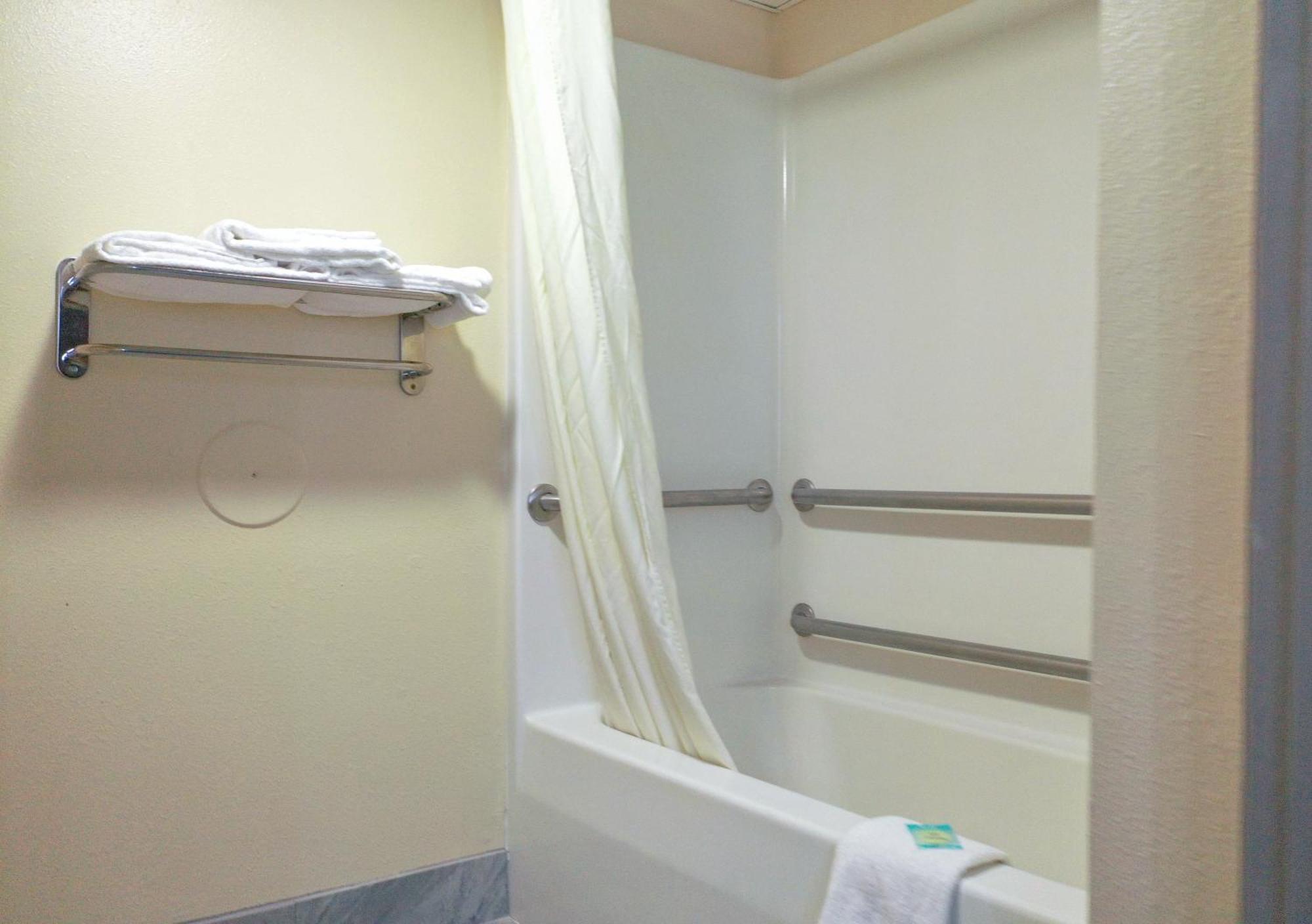 ซูเปอร์ 8 บาย วินด์แฮม ร็อคฟอร์ด Hotel ภายนอก รูปภาพ