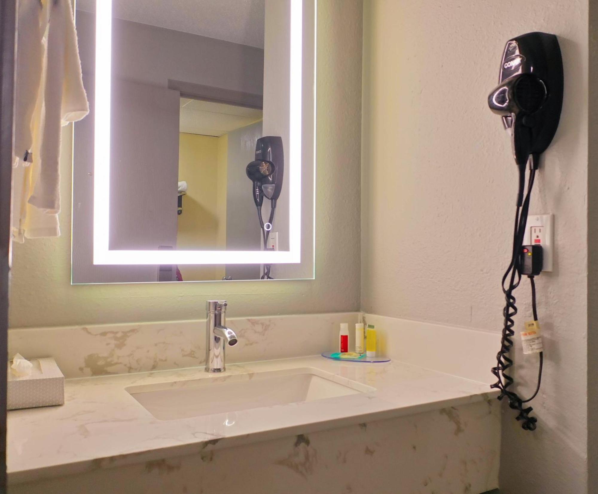 ซูเปอร์ 8 บาย วินด์แฮม ร็อคฟอร์ด Hotel ภายนอก รูปภาพ