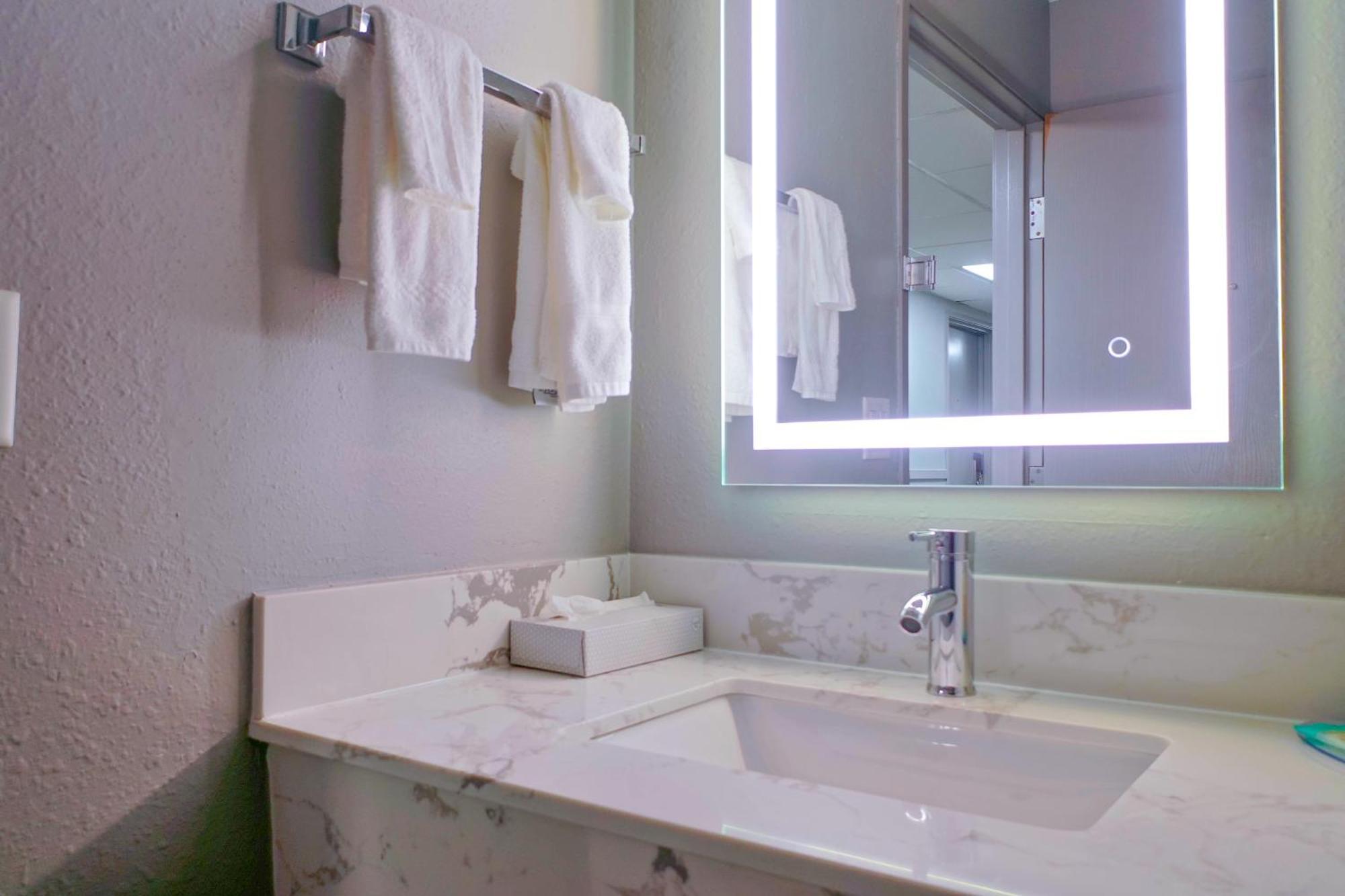 ซูเปอร์ 8 บาย วินด์แฮม ร็อคฟอร์ด Hotel ภายนอก รูปภาพ