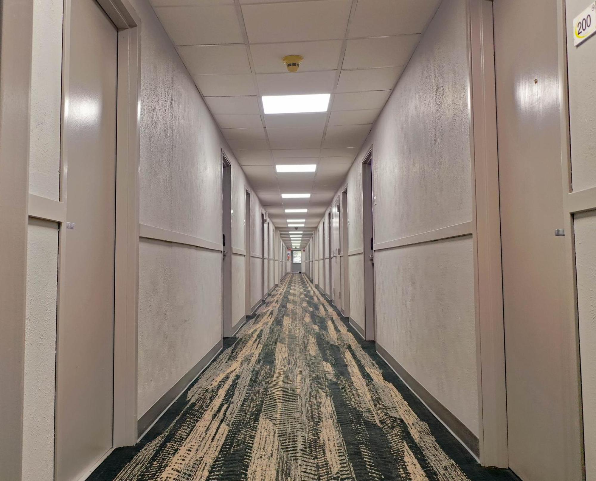 ซูเปอร์ 8 บาย วินด์แฮม ร็อคฟอร์ด Hotel ภายนอก รูปภาพ